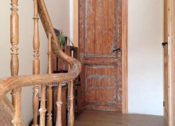 Oude deuren en houten parket