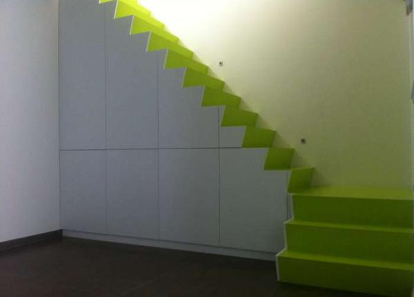 Z-trap met ingemaakte kasten