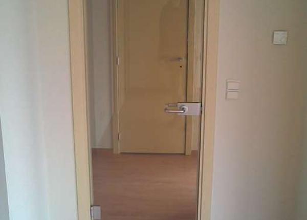 Glazen deur met houten omlijsting