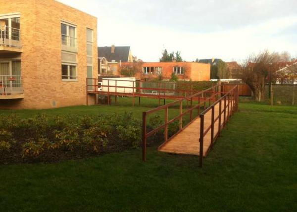 Houten helling aan een rusthuis